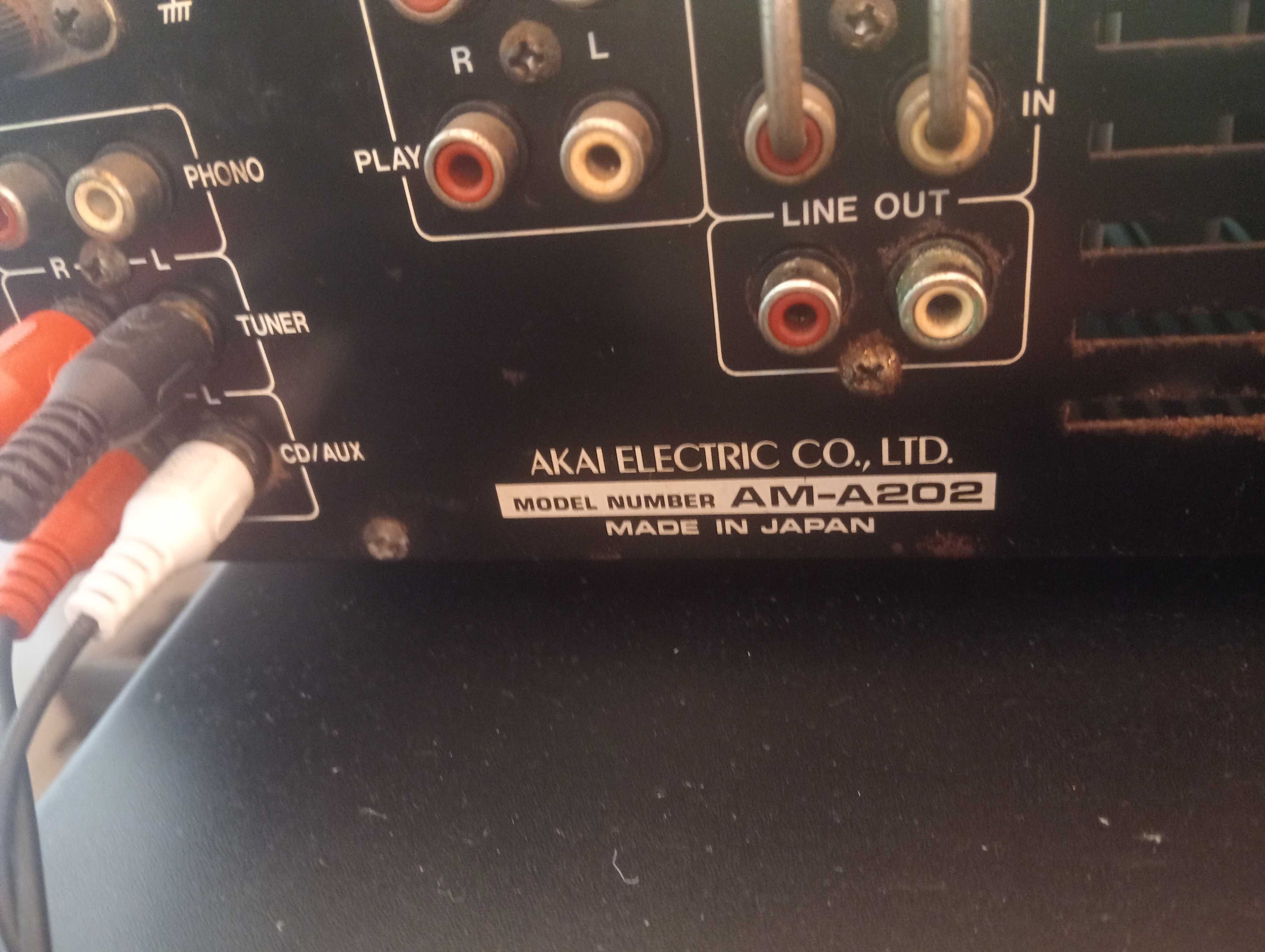 Amplificator Akai
