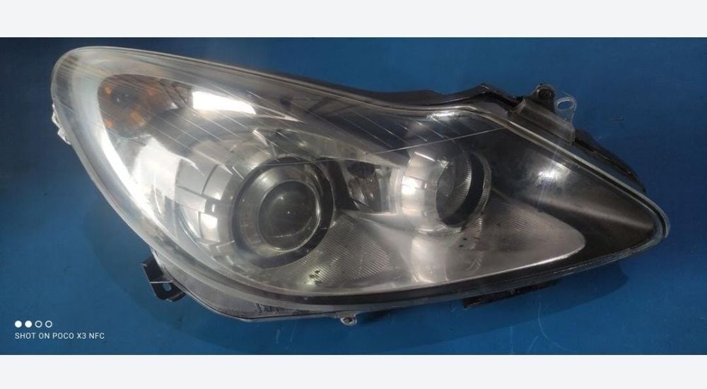 Far Dreapta Opel Corsa D cu lupa Fundal Negru European