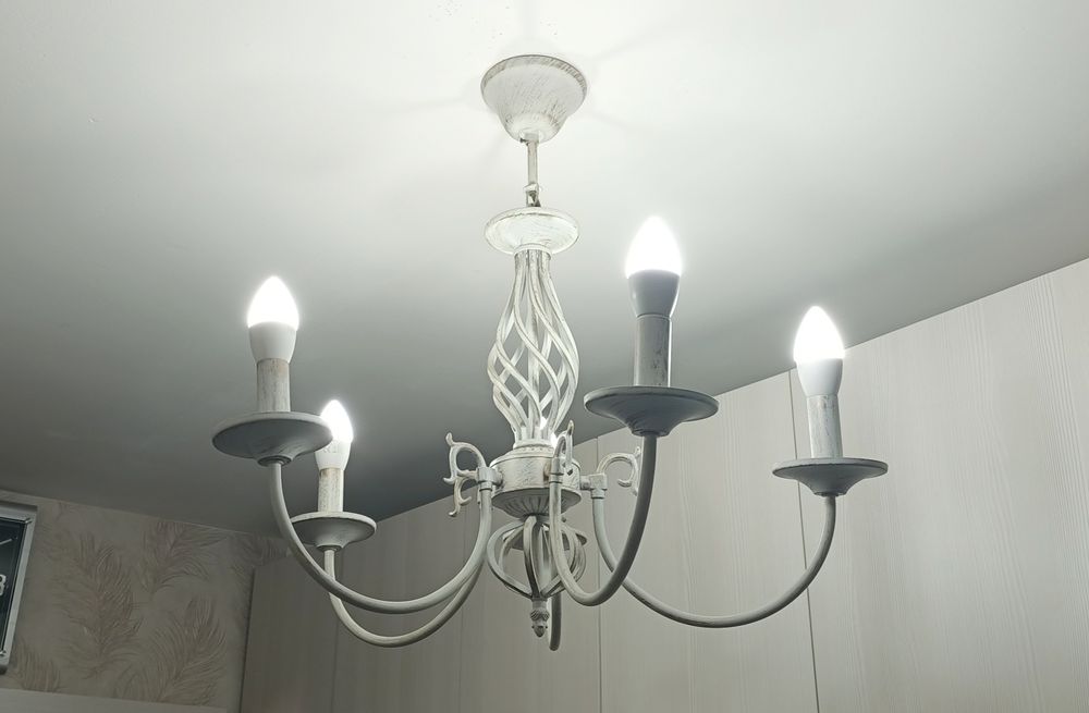 Продам люстры разные