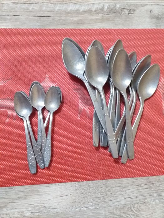 Большие ложки, чайные ложки, ножи.