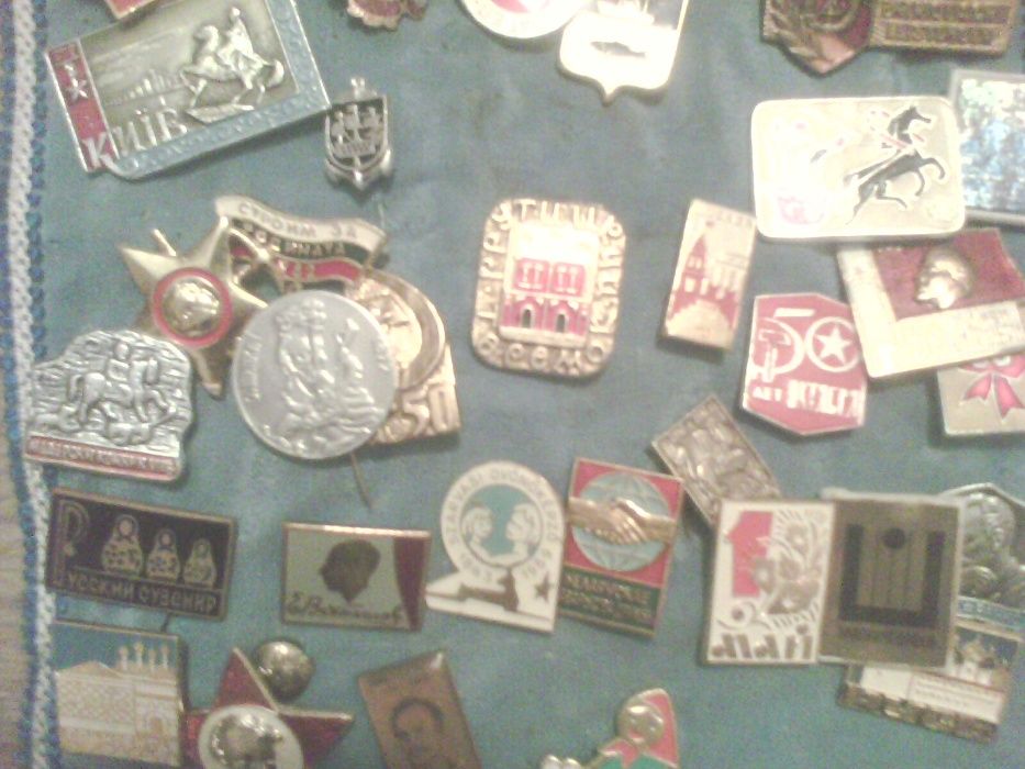 Продавам колекция български и чужди значки