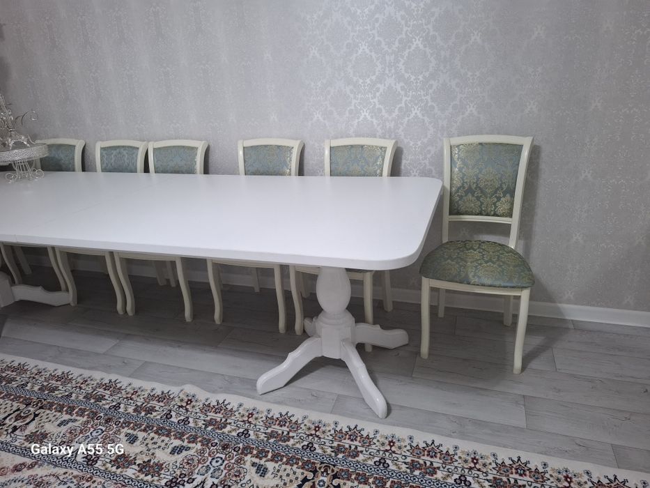 Стол,со стульями .