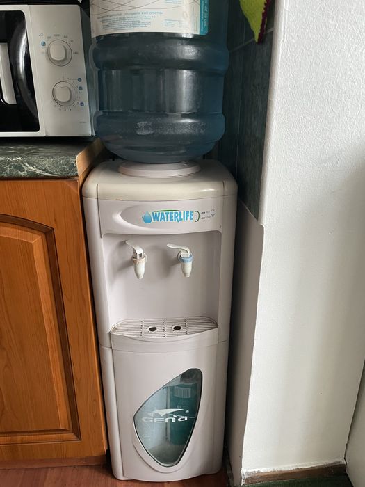 Продам диспенцер для воды с бутылками