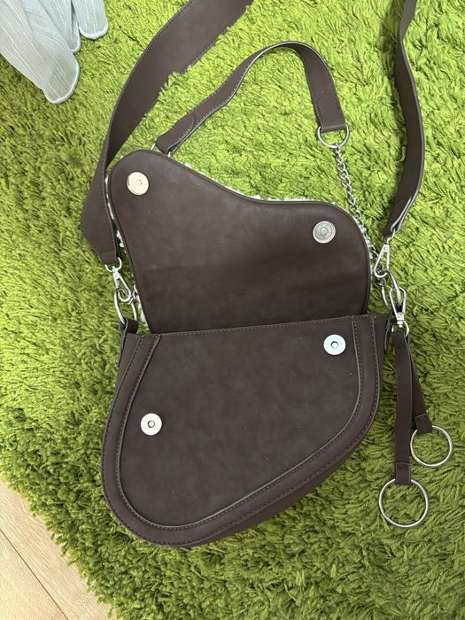 Кафява чанта с пухкав капак (shearling style)