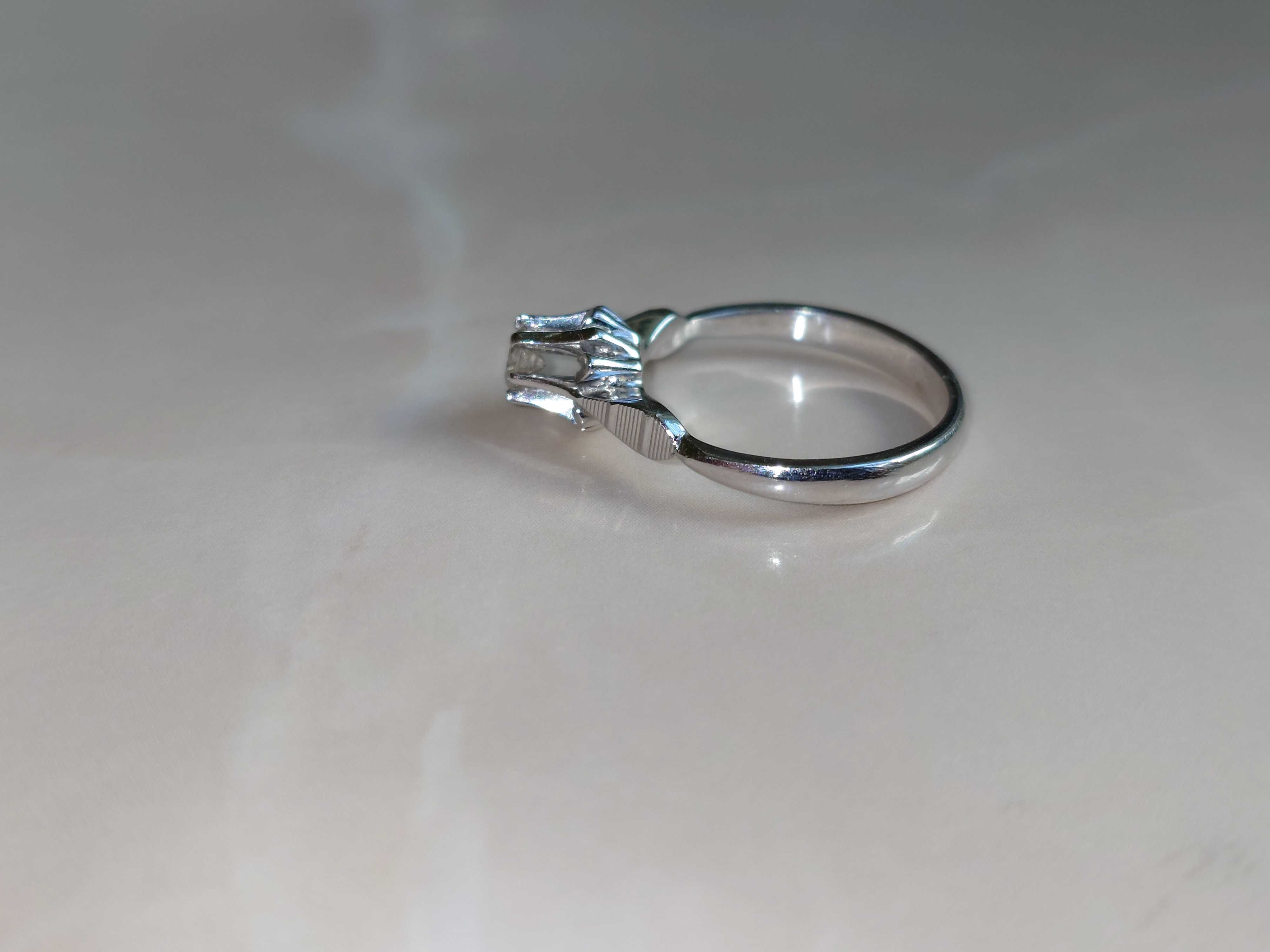 Inel din aur alb de 18 k cu diamant natural