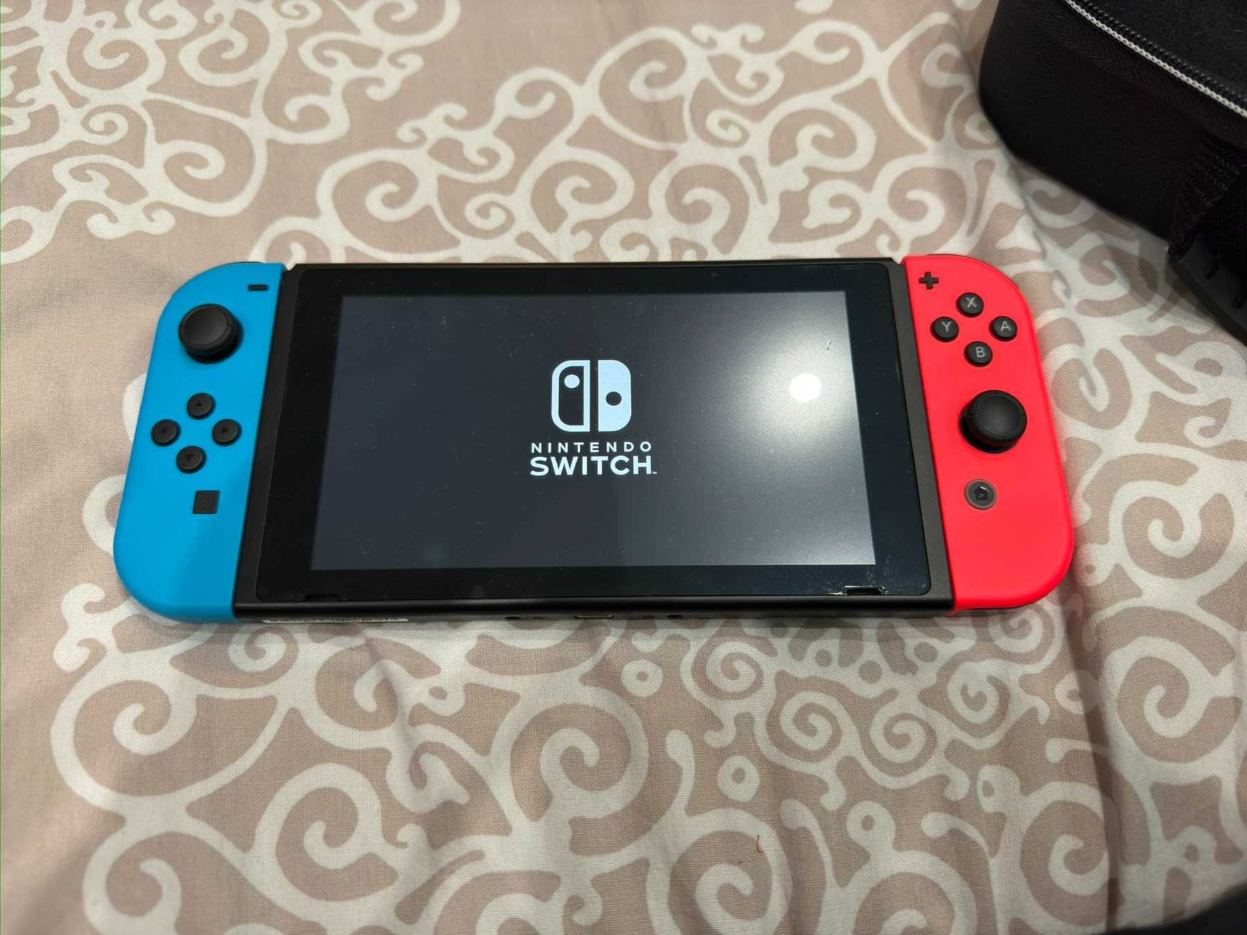 Nintendo Switch със 5 игри,  калъф за него  и допълнителен joystick