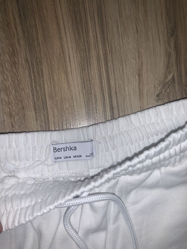 Pantaloni trening albi, bershka