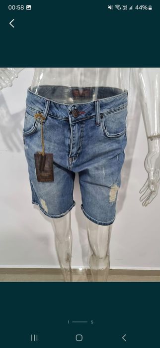 Pantaloni scurți