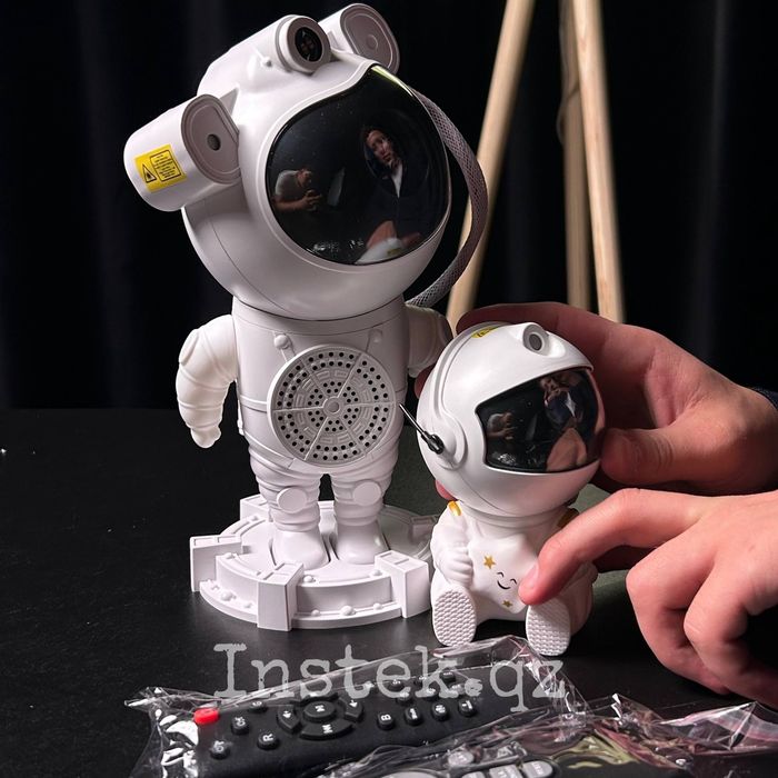 Космонавт, проектор космонавт, звездное небо