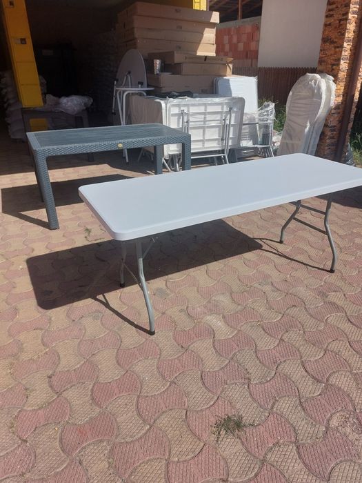 Vand sezlonguri, mese, scaune