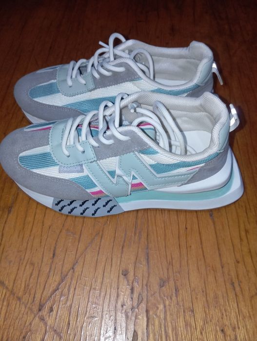 Женские кроссовки