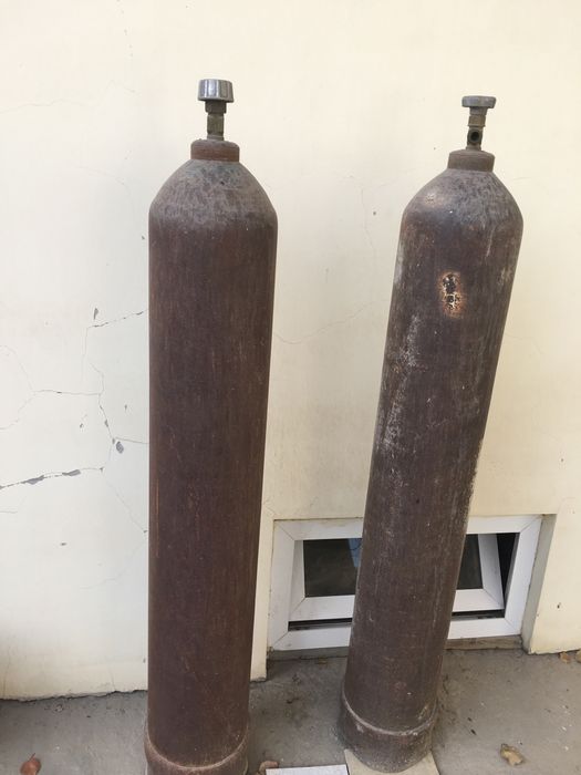 Продаются два кислородных баллона по одному миллиону тристо тысякаждая