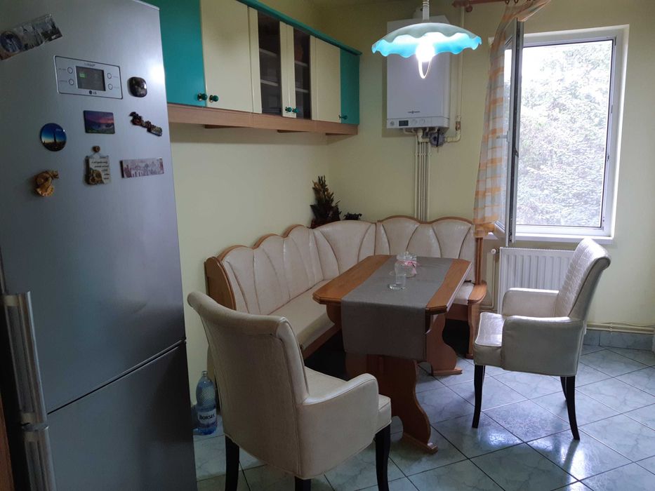 Inchiriez ap. 3 camere amenajat Pandurilor + garaj.