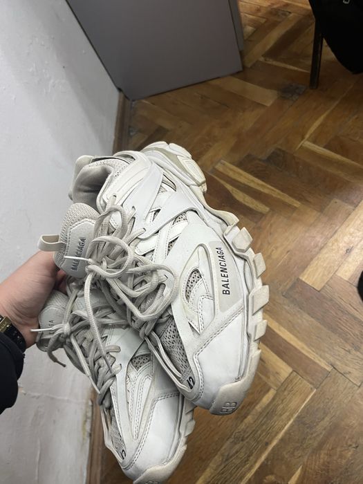 prodavat se balenciaga track white 42nomer v dobro sustoqnie