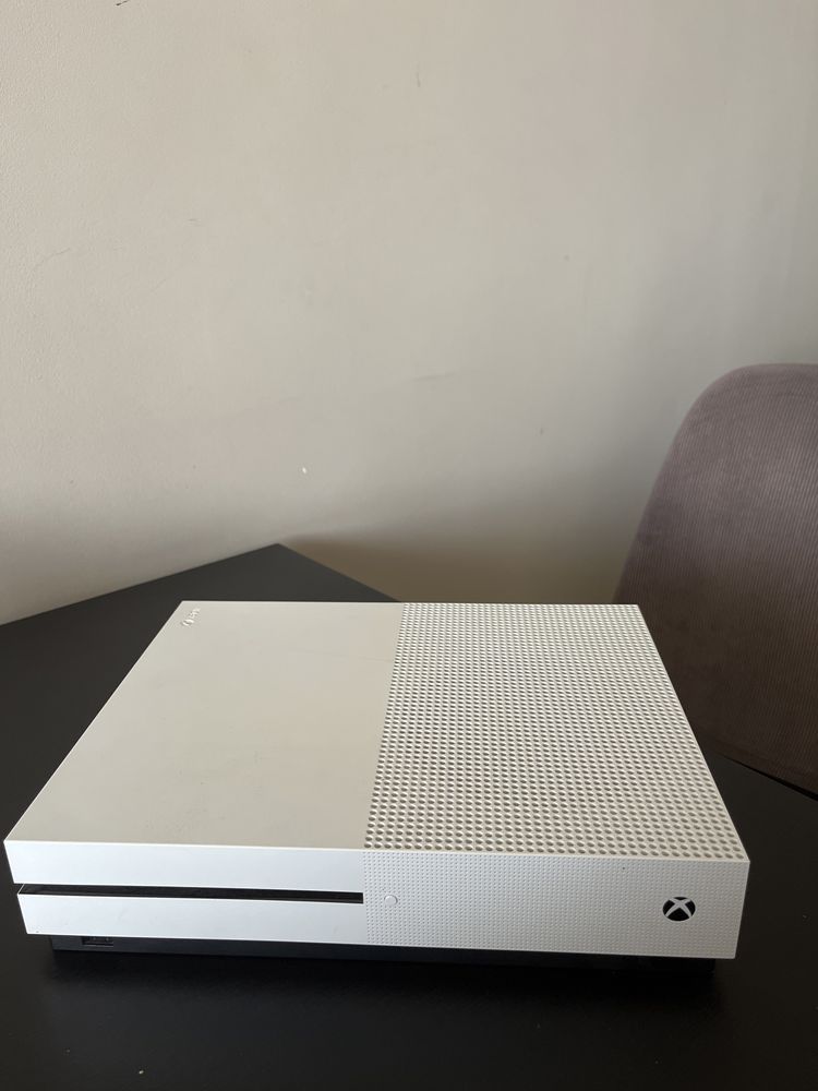 Xbox one s в отлично състояние както с  контролера . Той е с 1tb