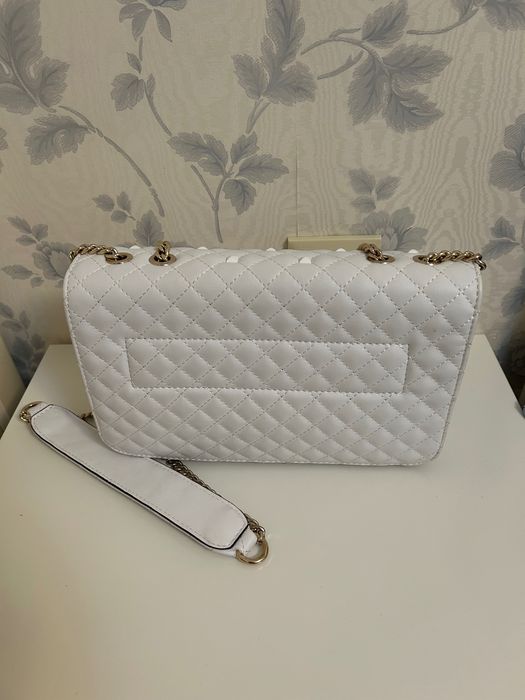 Чанта Guess бяла