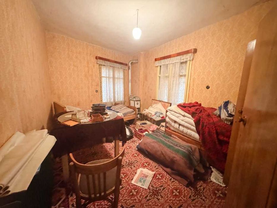 Kъща с 3 спални, гараж и стопански постройки в живописното село Червен