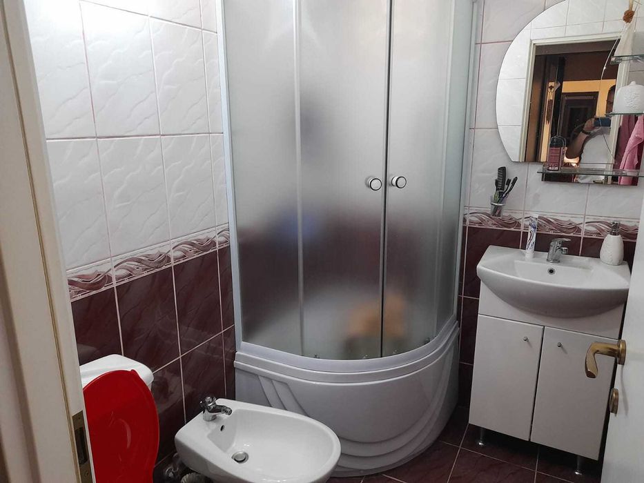 Inchiriez apartament cu 3 camere