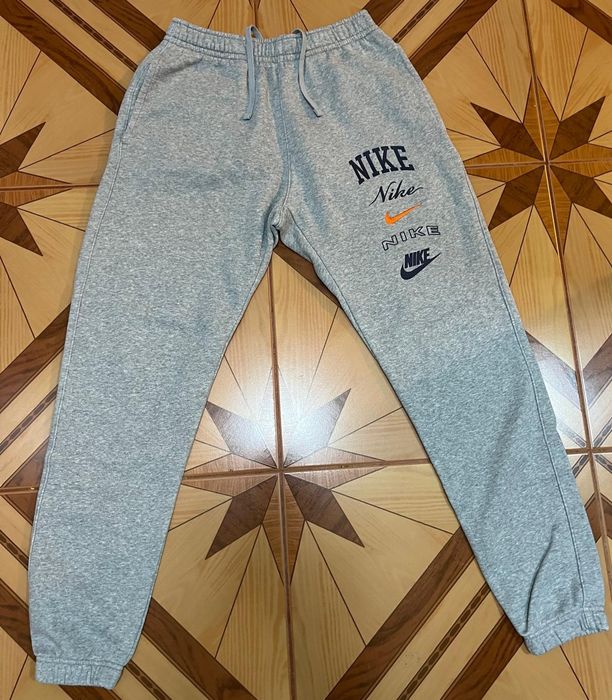 Vând pantaloni Nike Sports Wear, mărimea S