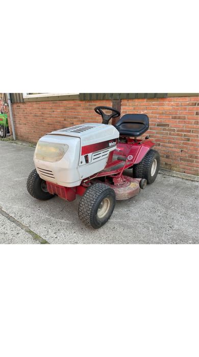 Tractoras tuns iarba defect