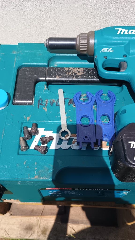 Pistol popnituri Makita drv250 la cutie cu baterie de 3 amperi