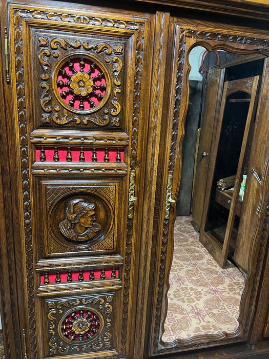 Масивен старинен гардероб