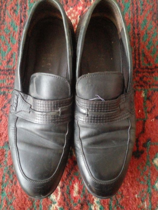 Oyoq kiyimlar sotiladi