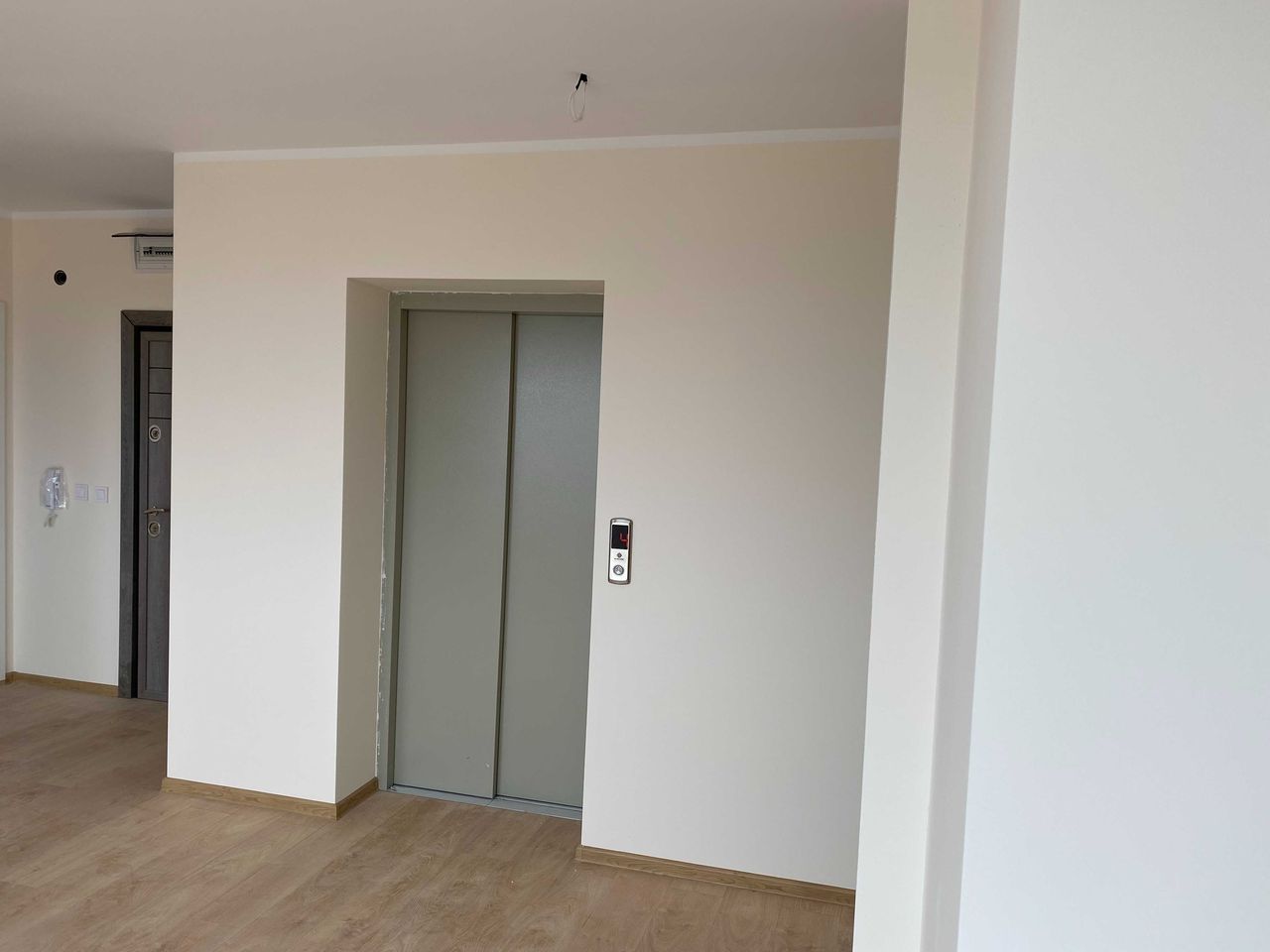 Продава се Тристаен апартамент в Варна, Изгрев - 119 кв.м за 1849 €/кв.м - Снимка #6