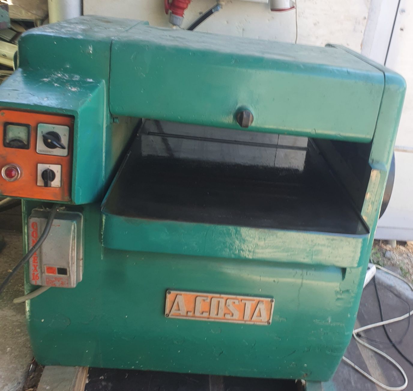 Combinată freza cu circular si incizor . Cu masa mobila .