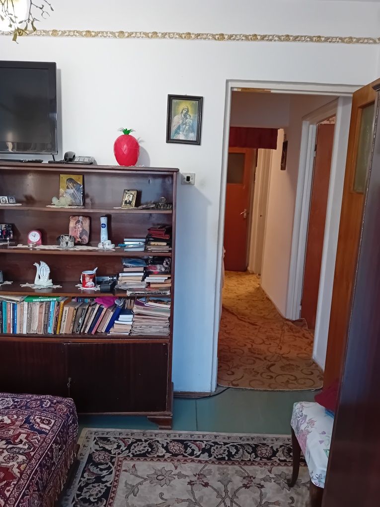 Vând Apartament 3 camere Titan pe str. Burdujeni etaj 3 din 4