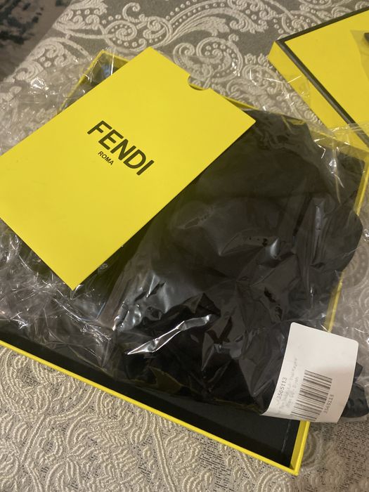 Esarfa set cadou foarte frumos de la Fendi