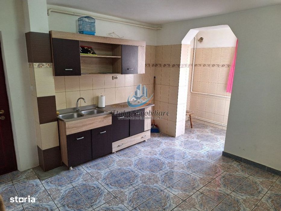 Apartament 3 camere/2 balcoane, parter inalt, Zona Bloc 40 Darmanesti