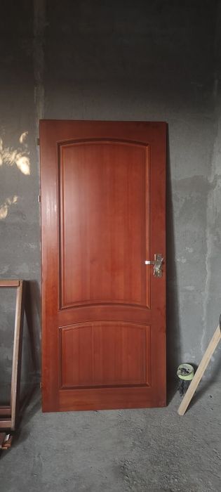 Eshik sotiladi yahshi holatda