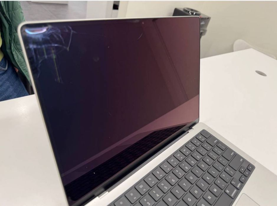 Продается Macbook Pro M4 Pro ОЗУ 24 Gb, память 512 Gb, батарейка 100%