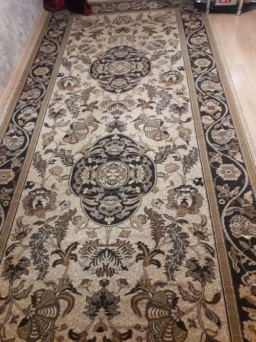 Продам ковёр длина 5м-ширина2.33см