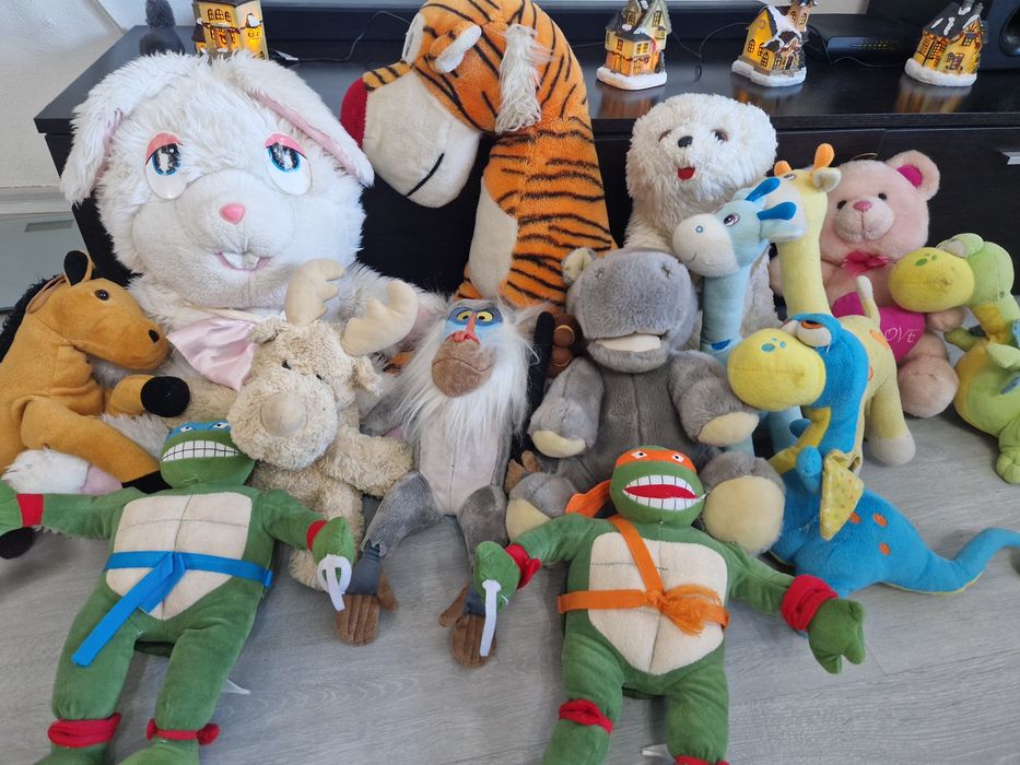 Плюшени играчки ,дракони, жирафи...