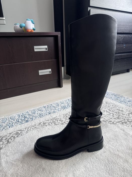 Продам новые кожаные демисезонные сапоги