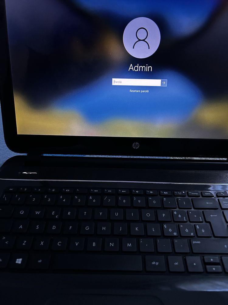 Vând laptop pentru piese