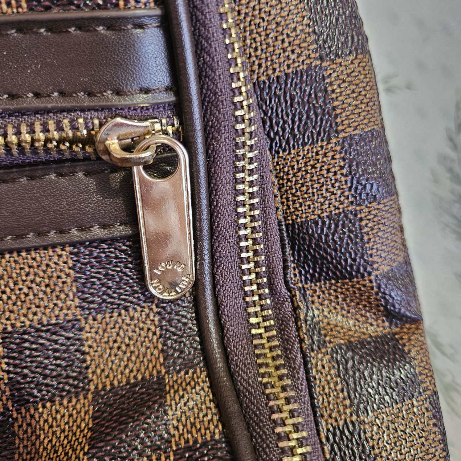Кафява кожена раница  Louis Vuitton.
Носена, има следи от употреба, по