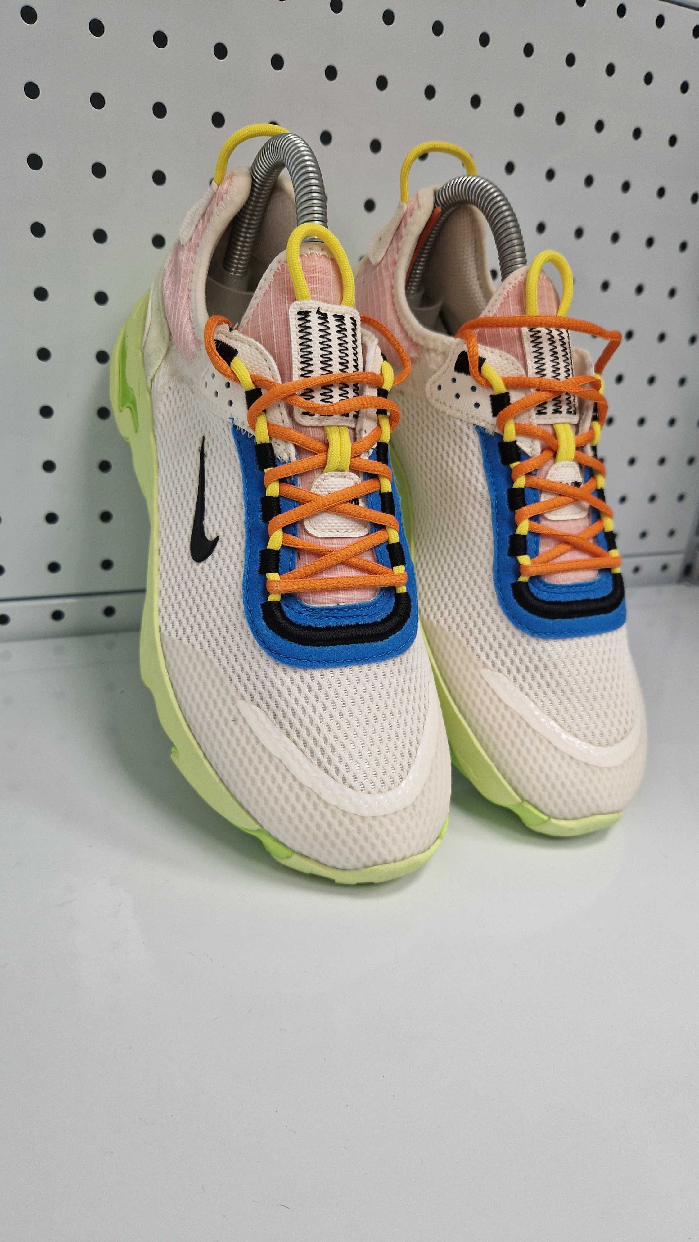 Оригинални дамски маратонки- Nike React Live White Neon
