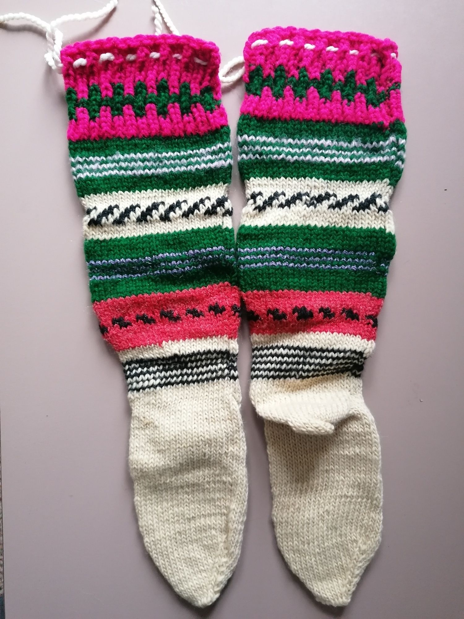 Вълнени ръчно плетени чорапи