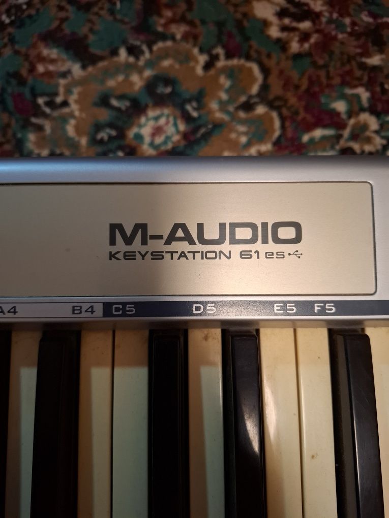 MIDI клавиатура M-Audio 61es USB