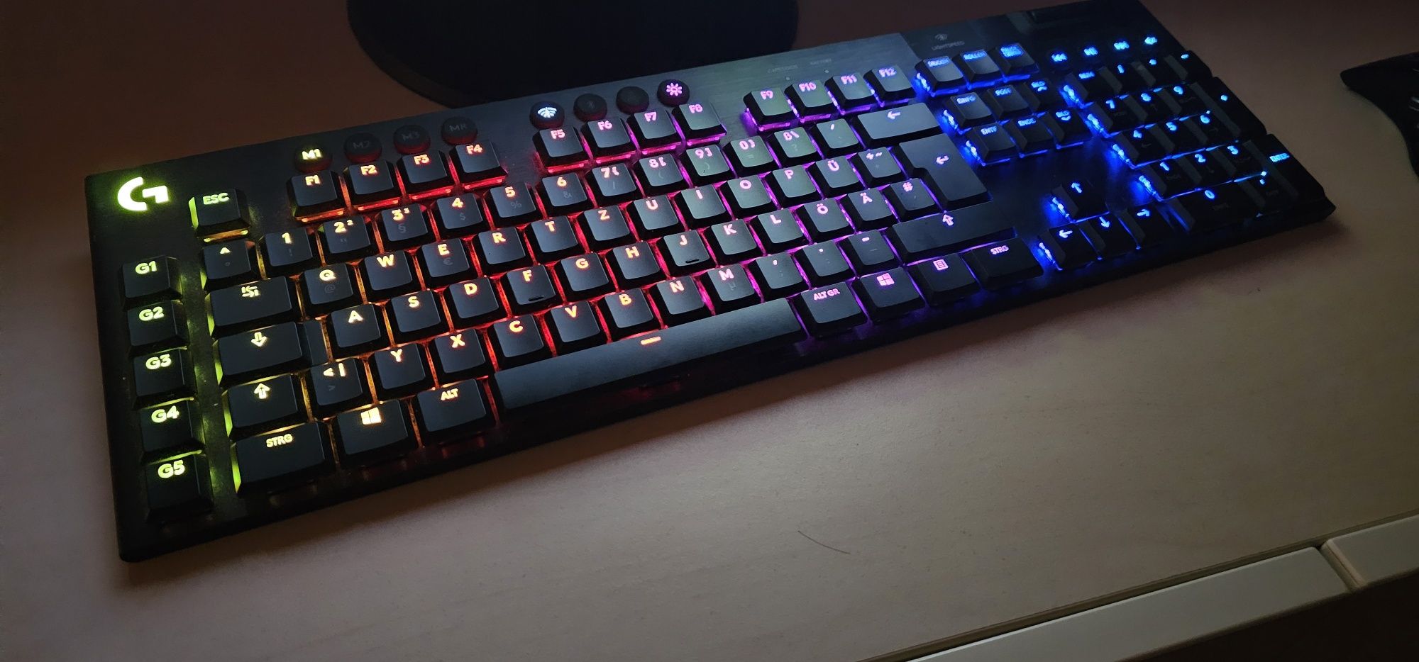 Logitech g915 механична безжична RGB клавиатура.