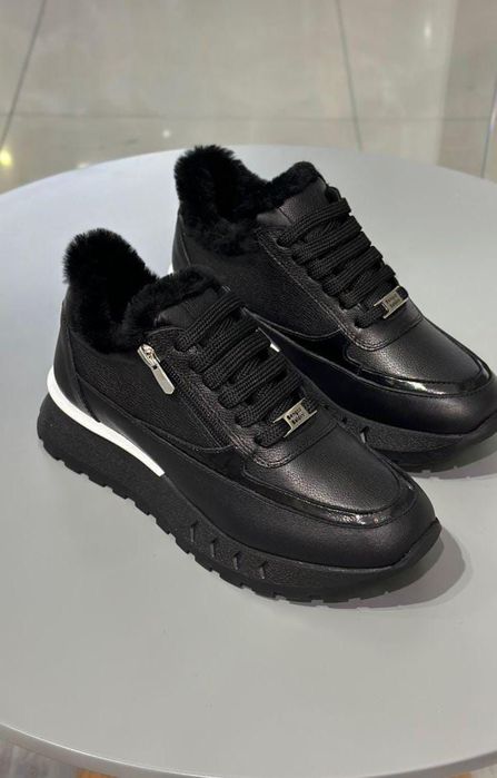 Кроссовки женские