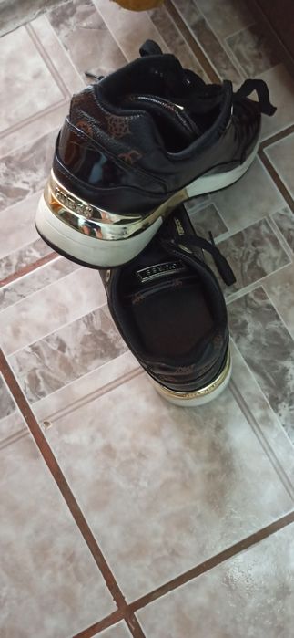 Adidași Guess Nr.39