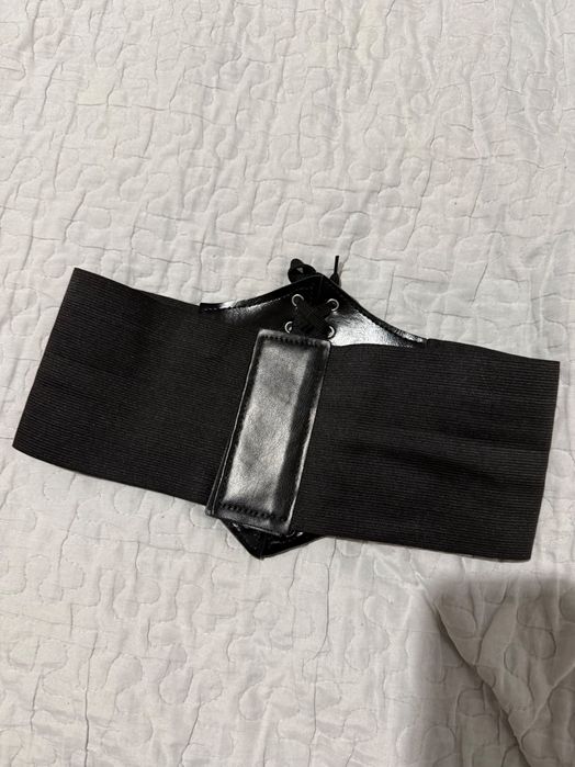 Rochie gipsy cu bandană, corset și batic.