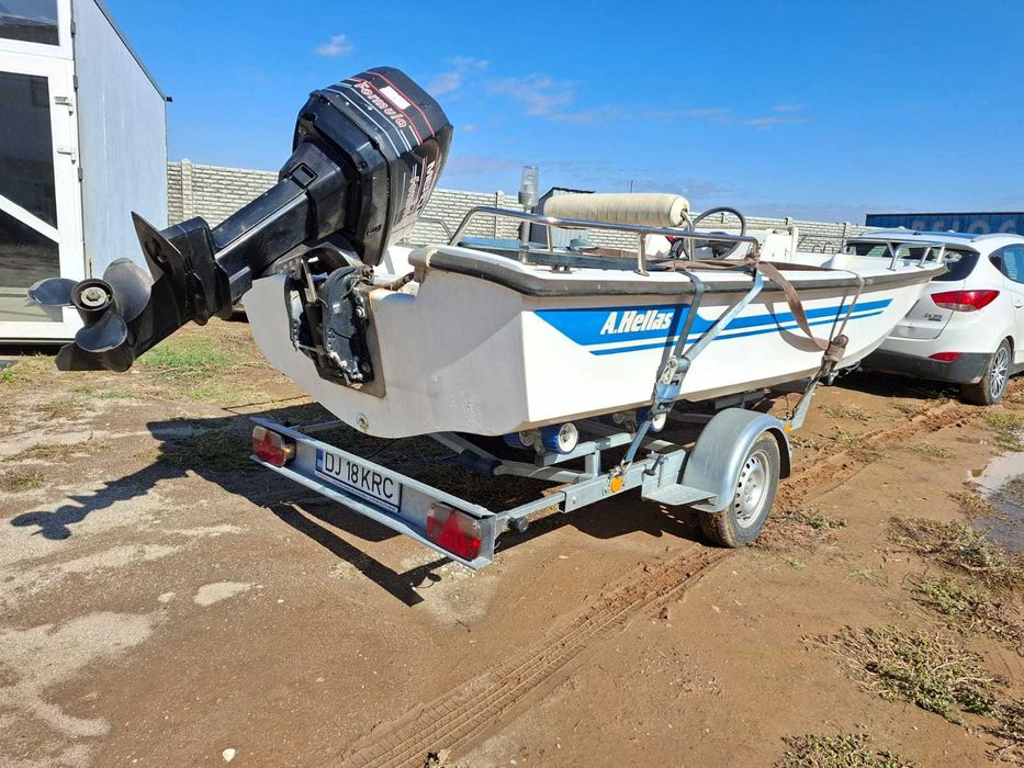 Barca trimaran Hellas cu motor Mercury 25-50 in doi timpi
