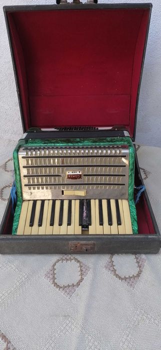 obiect  vechi acordeon timis 32 basi functional350 lei
