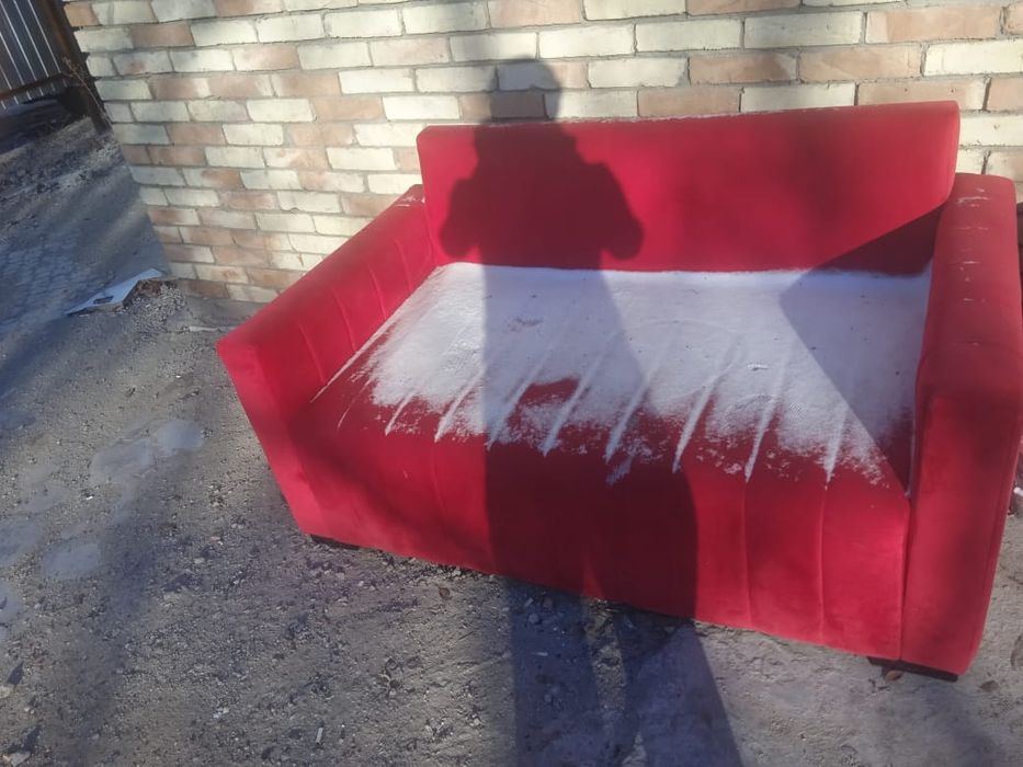 Диван красный бархатный
