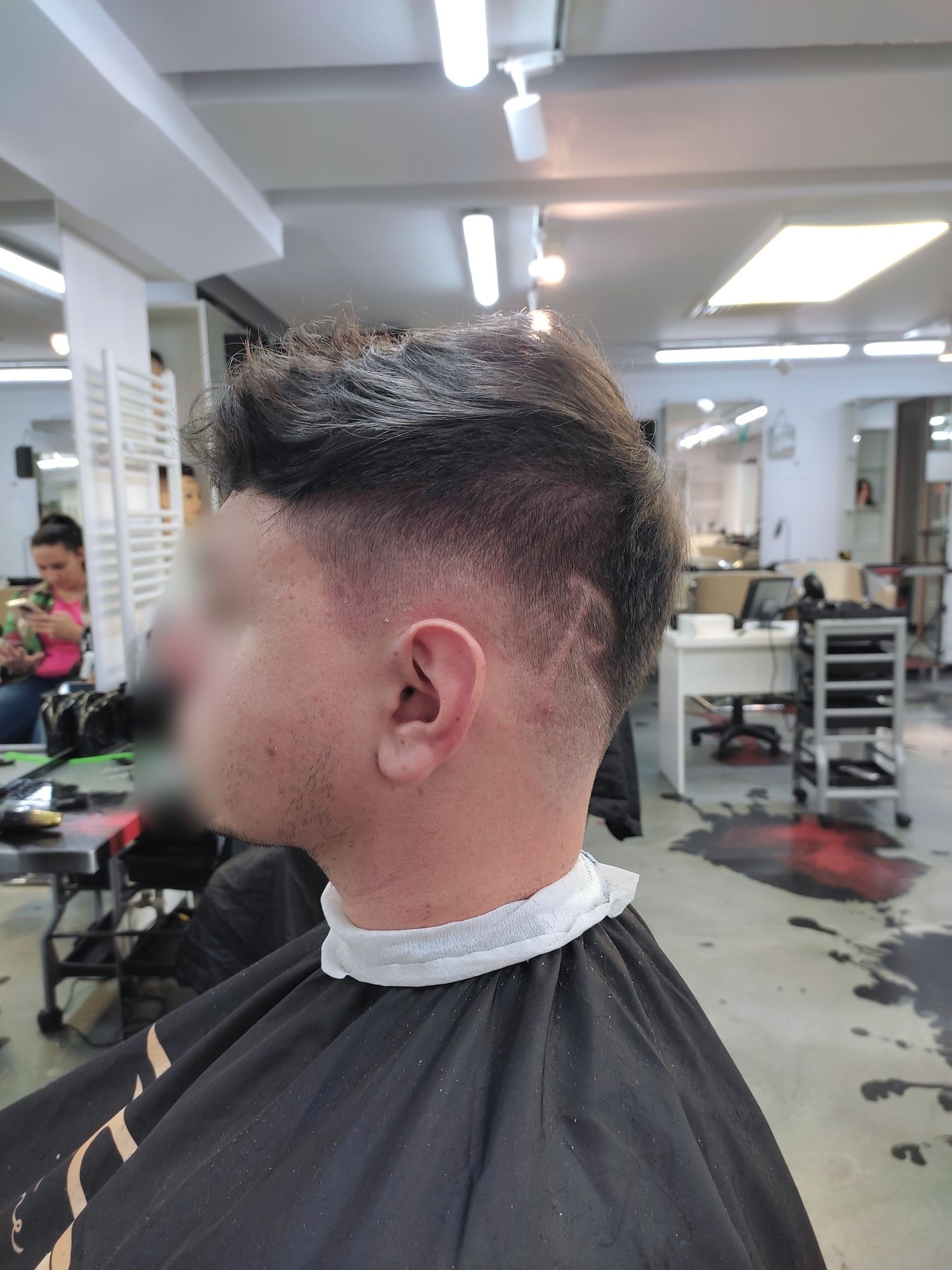 Frizer la domiciliu. Tunsoare Perfectă – Prețul Îl Alegi Tu!